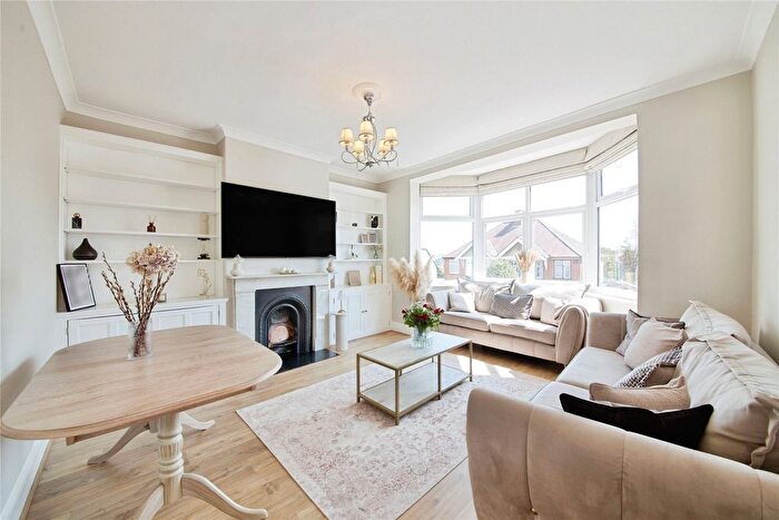 2 Bedroom Maisonette For Sale In Oakhurst Avenue, Barnet, Hertfordshire, EN4