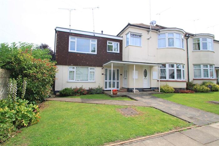 2 Bedroom Flat To Rent In Kingswood Chase, Leigh-On-Sea, SS9
