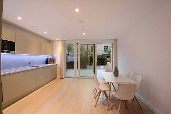 3 Bedroom Flat To Rent In Heygate Street, Elephant And Castle, London, SE17