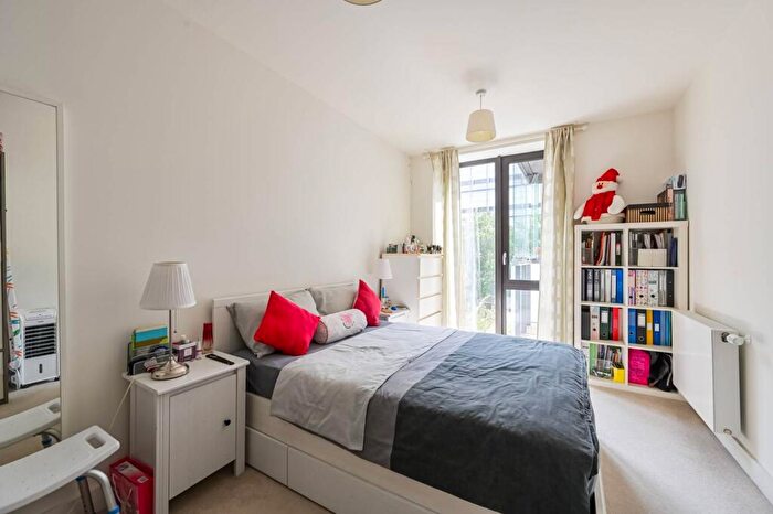 1 Bedroom Flat For Sale In Deauville Close, Canary Wharf, London, E14