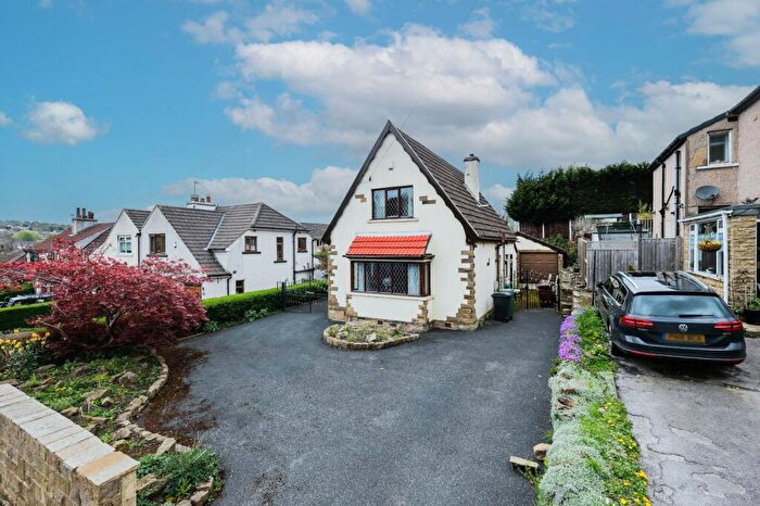 3 Bedroom Detached House For Sale In Crowther Avenue, Calverley, Pudsey, West Yorkshire, LS28