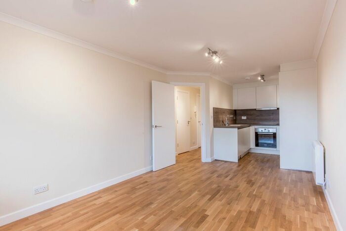 2 Bedroom Flat To Rent In Fairoaks Grove, Enfield, EN3
