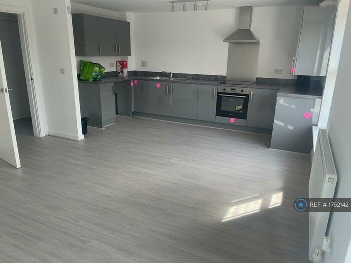 2 Bedroom Flat To Rent In Quinn Square, Manchester, M43