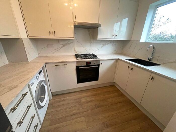 2 Bedroom Flat To Rent In Rowlands Close, Mill Hill, NW7