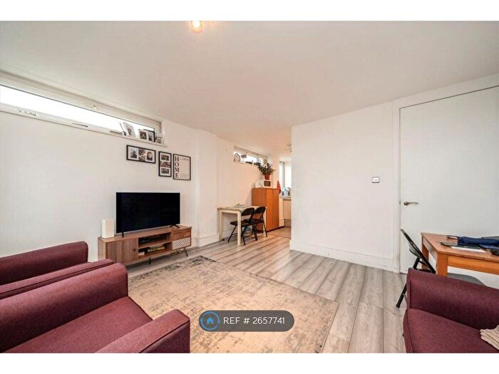 2 Bedroom Flat To Rent In Chillingford House, London, SW17