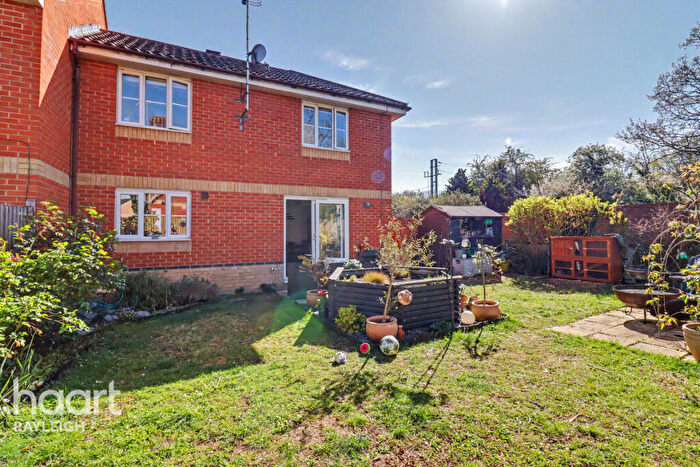 3 Bedroom End Of Terrace House For Sale In Heron Close, Rayleigh, SS6
