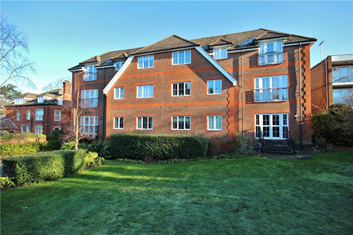 2 Bedroom Flat To Rent In Upper Edgeborough Road, Guildford, Surrey, GU1