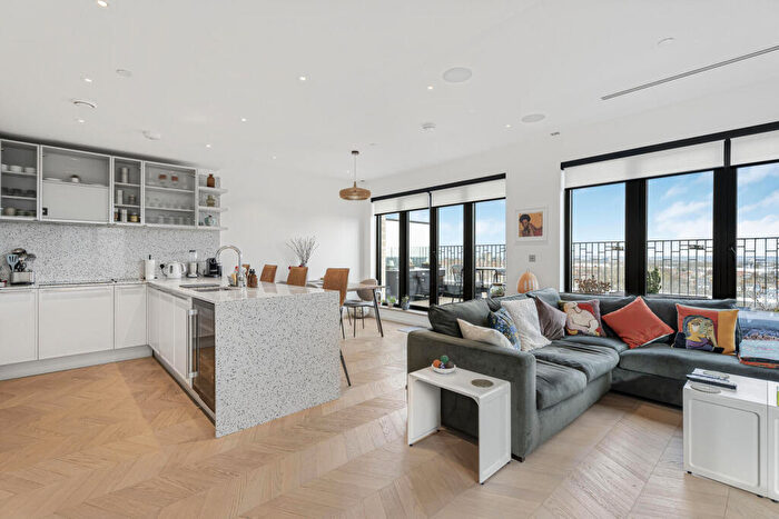 3 Bedroom Flat For Sale In Farnfield Close, N8