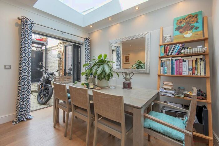 2 Bedroom Flat To Rent In St John'S Hill Grove London, SW11