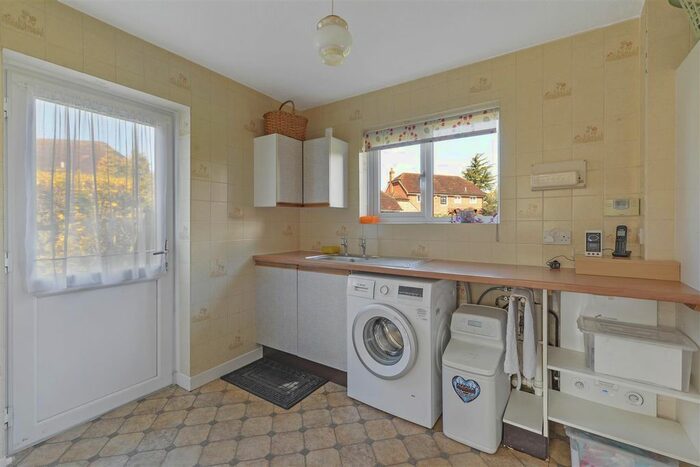4 Bedroom Detached House For Sale In Oast Court, Yalding, Maidstone, ME18