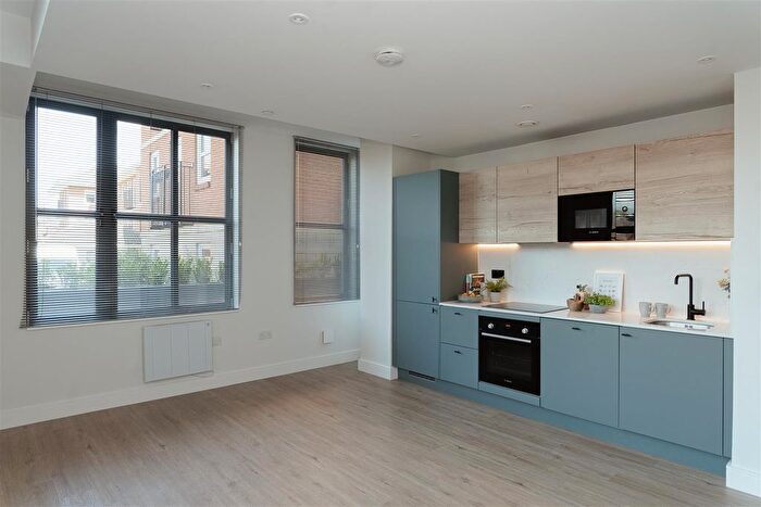 1 Bedroom Flat For Sale In The Vale, Roebuck Close, Reigate, RH2