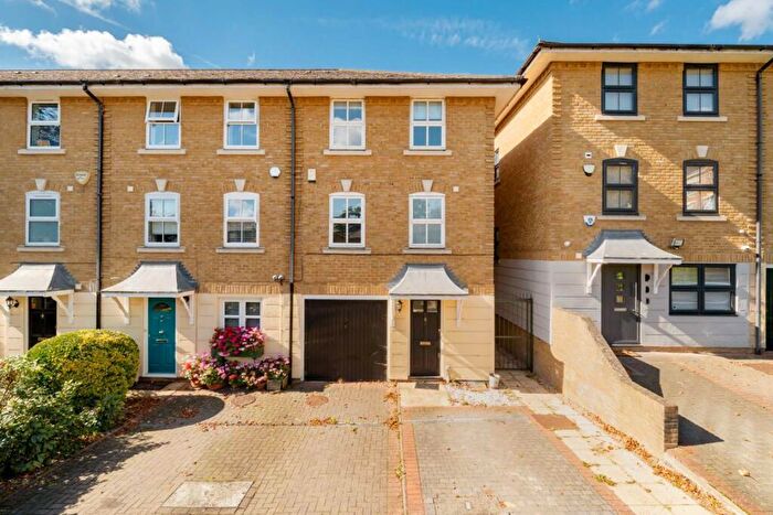 4 Bedroom End Of Terrace House For Sale In Hampton Close, New Southgate, N11