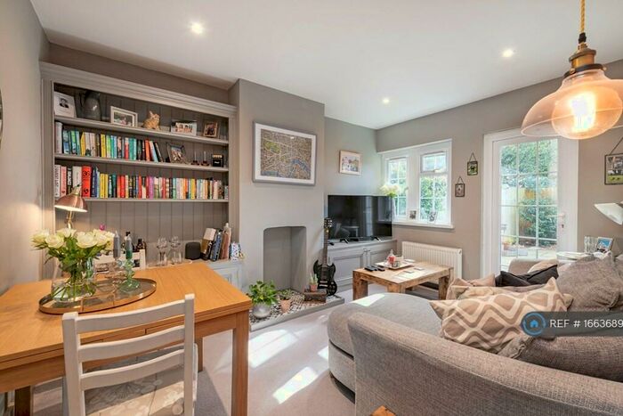 2 Bedroom Flat To Rent In Between Streets, Cobham, KT11