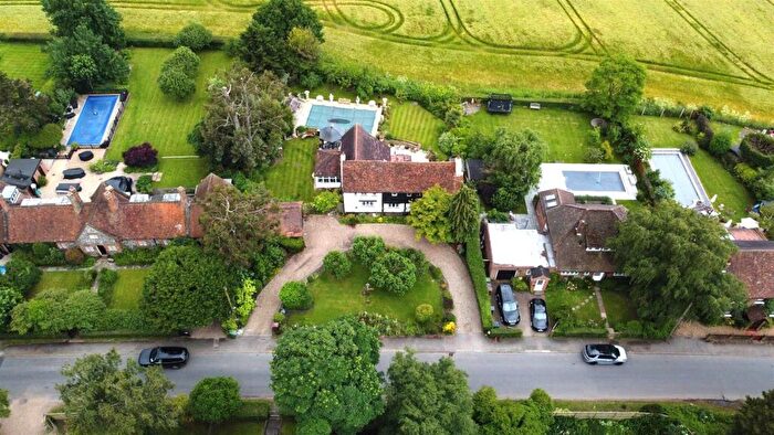 4 Bedroom Detached House For Sale In Cross Oaks Lane, Ridge, Potters Bar, EN6