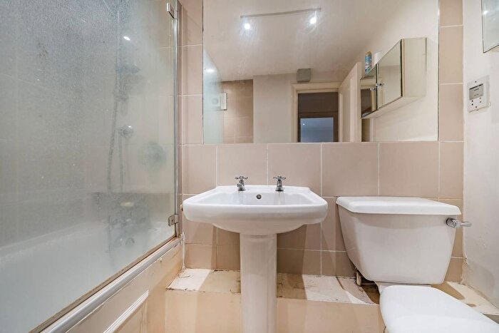 1 Bedroom Flat To Rent In Courtfield Road, South Kensington, London, SW7