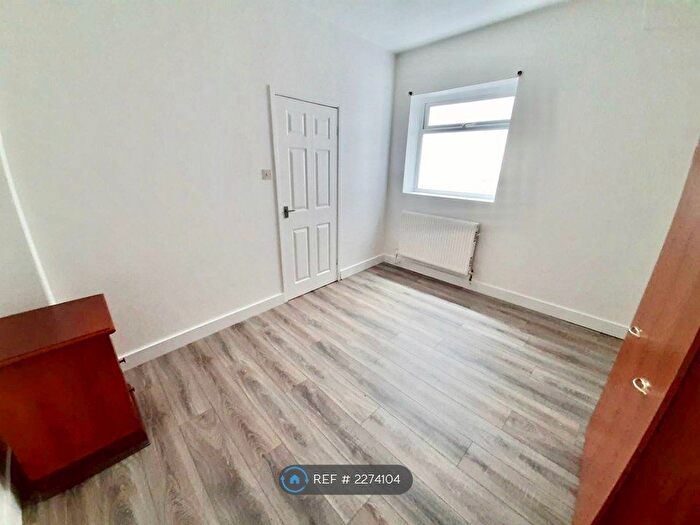 1 Bedroom Flat To Rent In Eaton Crescent, Swansea, SA1