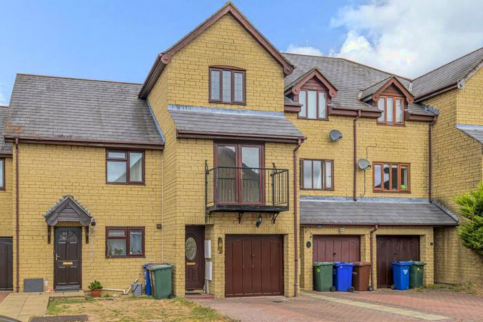 3 Bedroom Town House To Rent In Victoria Court, Bicester, OX26
