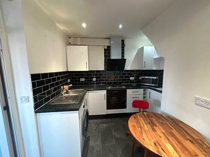2 Bedroom End Of Terrace House To Rent In Incline Road, Oldham, OL8