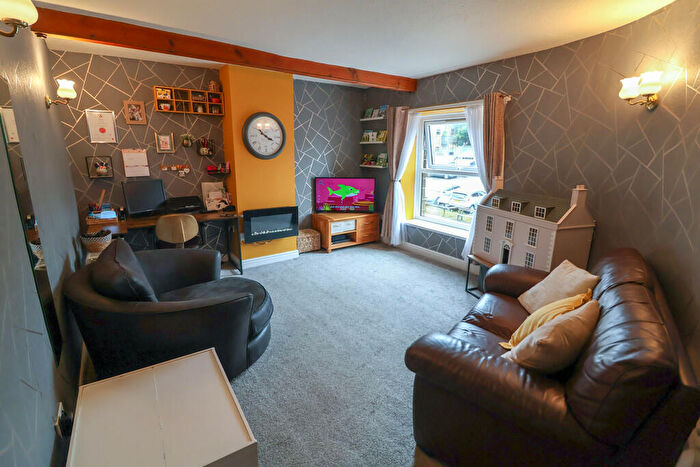 1 Bedroom Flat To Rent In Albert Street, Hadfield, SK13