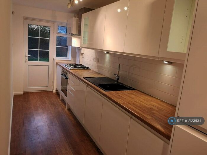 1 Bedroom Flat To Rent In Delaporte Close, Epsom, KT17