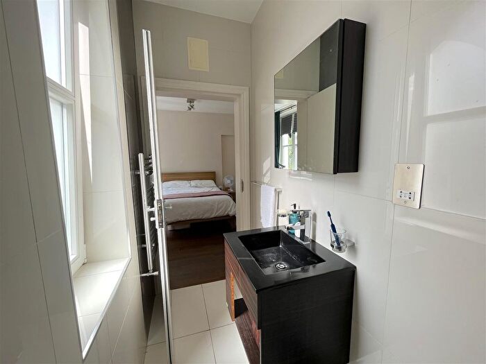 2 Bedroom Flat To Rent In Crescent Road, London, N8