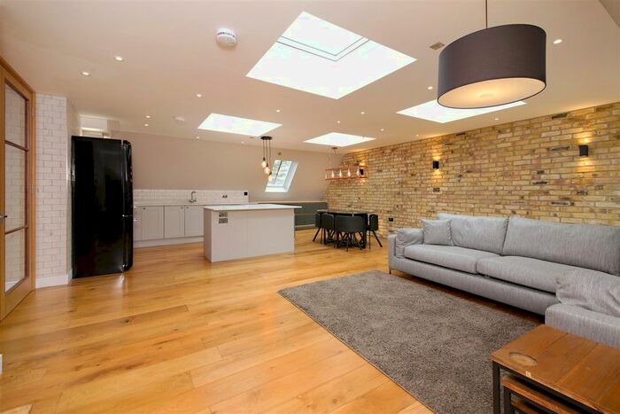 2 Bedroom Flat To Rent In Hampstead Lane, Highgate, London, N6