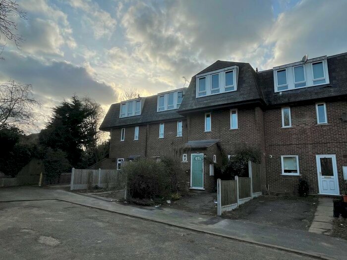 3 Bedroom Maisonette To Rent In Mellow Purgess Close, Laindon, Basildon, SS15