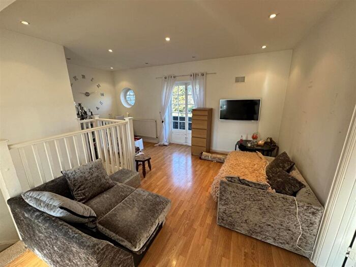 2 Bedroom Maisonette To Rent In Neale Close, Hampstead Garden Suburb, London, N2
