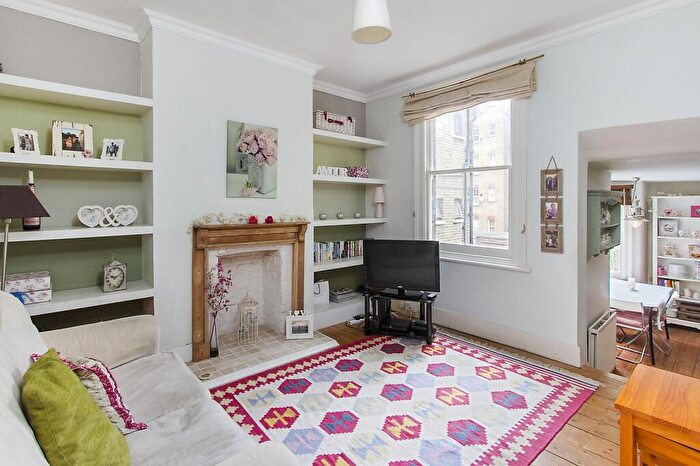2 Bedroom Flat To Rent In Warriner Gardens, SW11