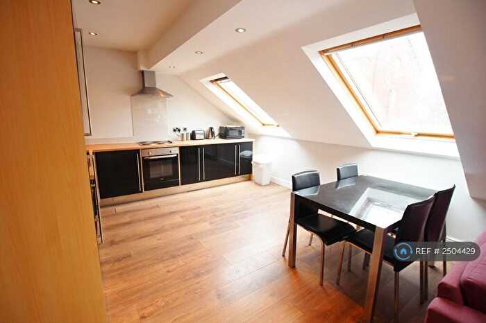 3 Bedroom Flat To Rent In Back Broomfield Crescent, Leeds, LS6