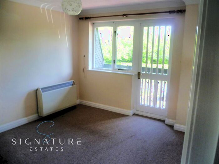 2 Bedroom Flat For Sale In Cotterells Hill, Hemel Hempstead, HP1
