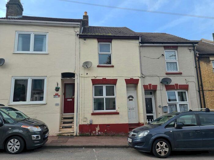 3 Bedroom Terraced House To Rent In Castle Road, Chatham, ME4