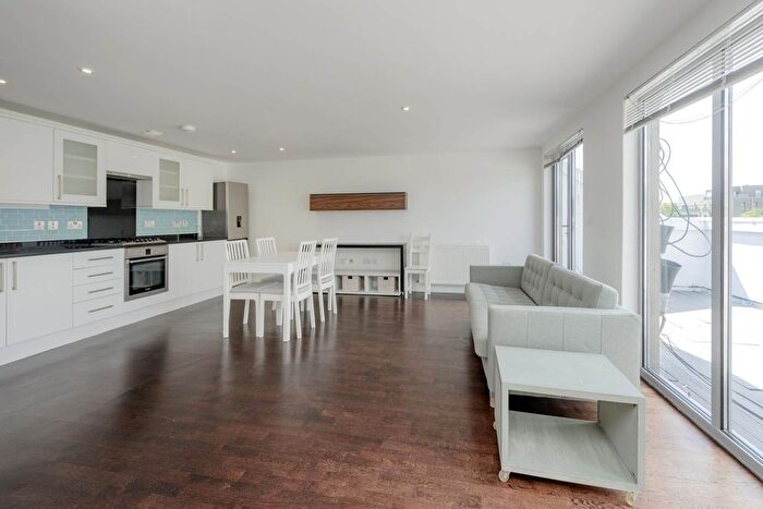 2 Bedroom Maisonette To Rent In Holloway Road, London, N7