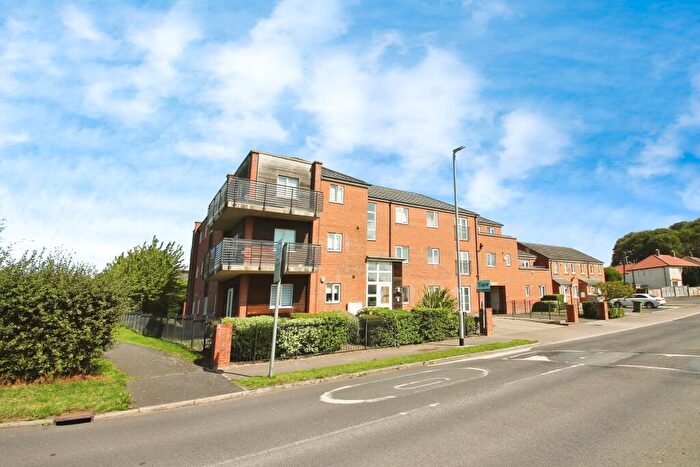 2 Bedroom Flat For Sale In Swarcliffe Approach, Leeds, LS14