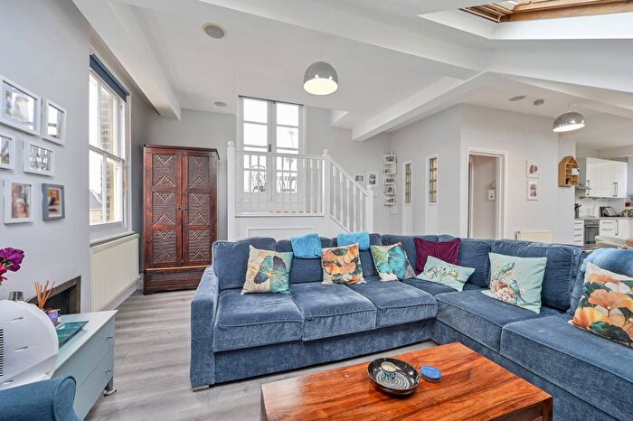 3 Bedroom Flat To Rent In Edge Hill, Wimbledon, London, SW19