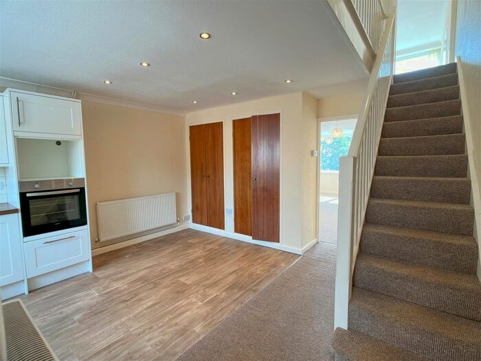 2 Bedroom Flat For Sale In Gullivers Close, West Cross, Swansea, SA3