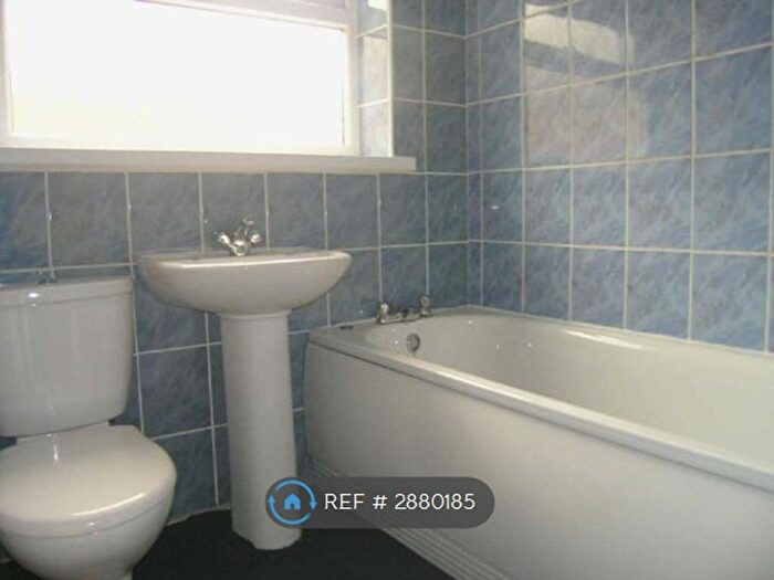 3 Bedroom Flat To Rent In Rayleigh Grove, Gateshead, NE8