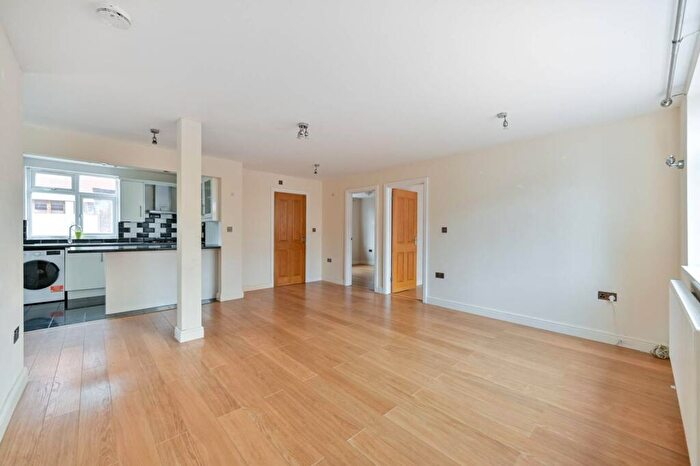 2 Bedroom Maisonette For Sale In Upper Farm Road, West Molesey, KT8