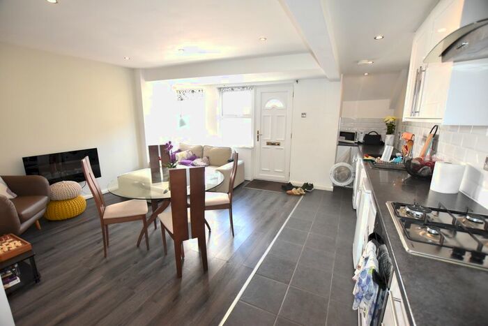 2 Bedroom Flat To Rent In Askew Road, Shepherds Bush, W12