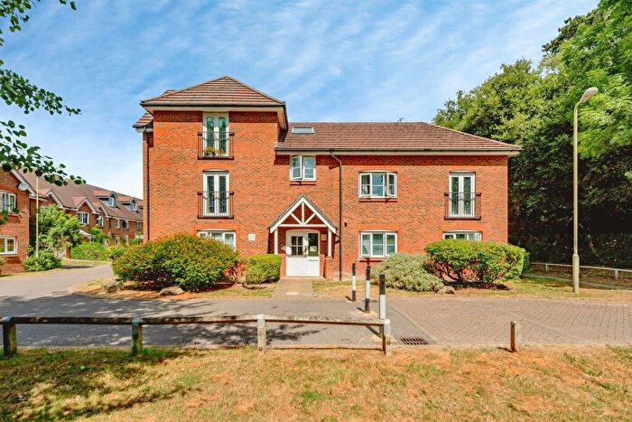 2 Bedroom Apartment For Sale In Kingsfield Way, Redhill, RH1