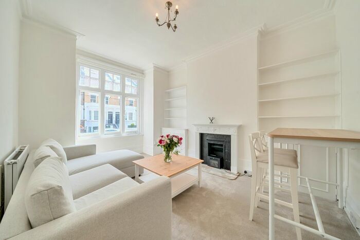 1 Bedroom Flat To Rent In Queenstown Road, London, SW8