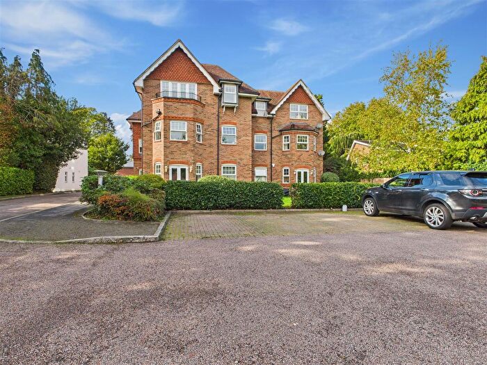 2 Bedroom Flat For Sale In Ashley Road, Walton-On-Thames, KT12