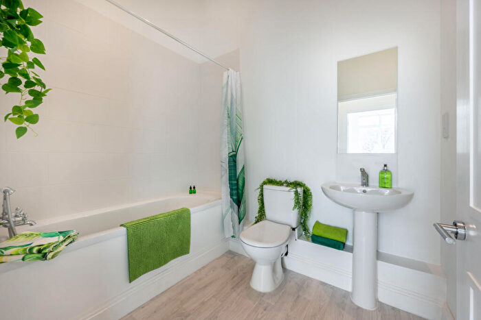 2 Bedroom Flat For Sale In Vineyard Path, Mortlake, SW14