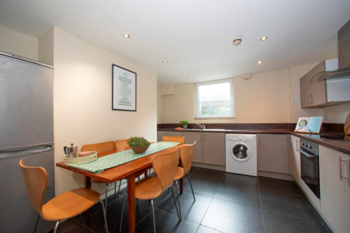 6 Bedroom Terraced House To Rent In Chestnut Avenue, Hyde Park, Leeds, LS6