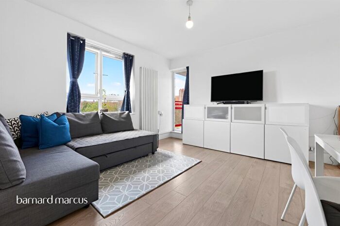 2 Bedroom Flat For Sale In Goldsmith Road, London, SE15
