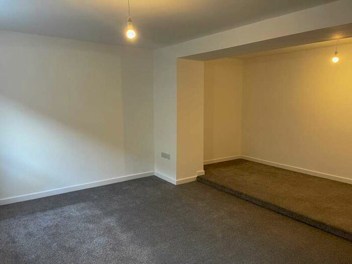 2 Bedroom Flat To Rent In Fore Street, Chard, TA20