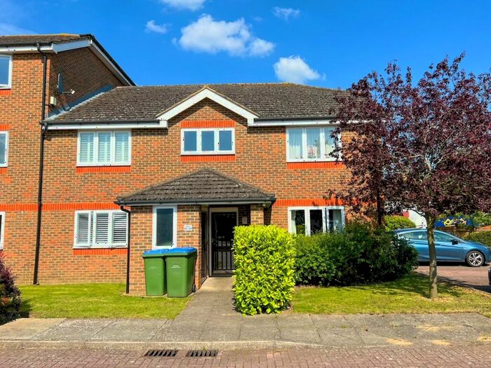 1 Bedroom Apartment To Rent In Yeend Close, West Molesey, KT8