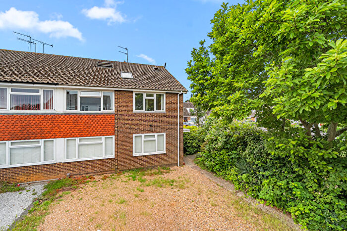 4 Bedroom Maisonette For Sale In Roakes Avenue, Addlestone, Surrey, KT15