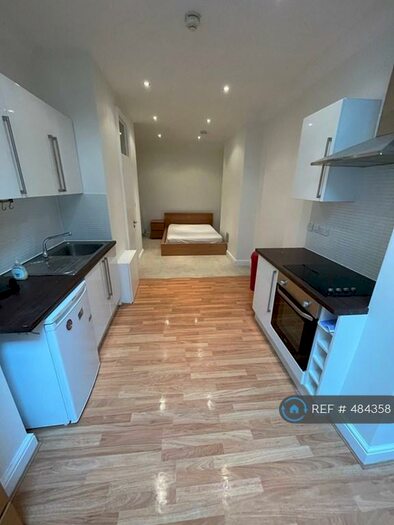 Studio To Rent In Wentworth Road, London, NW11