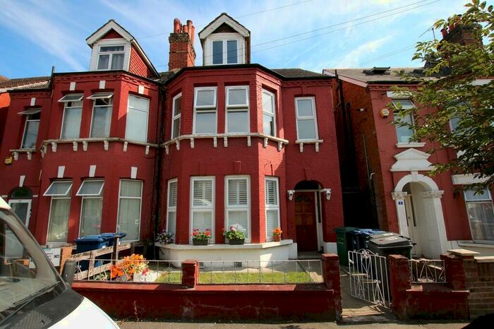 3 Bedroom Flat To Rent In Ash Grove, Cricklewood, London, NW2